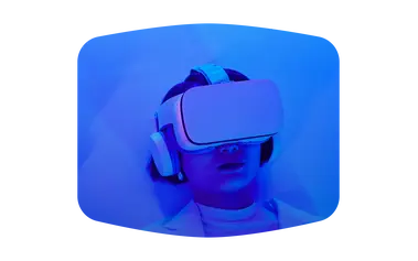 Person mit VR-Headset und Kopfhörern, beleuchtet von blauem Licht.