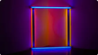 Abstrakte Lichtinstallation mit Neonröhren in blau, lila und orange, angeordnet in einem quadratischen Muster vor einer dunkelvioletten Wand.