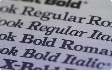 Nahaufnahme verschiedener Schriftarten und -stile, die die Vielfalt der Typografie darstellen.